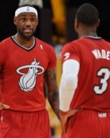 哪件圣诞球衣最好看？大logo短袖遭诟病 “圣诞贺卡”成经典