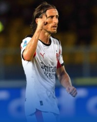 开云官网-莫德里奇献助攻，奇克破517天球荒！AC米兰2球被吹，仍2-0胜莱切