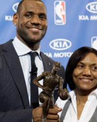 詹姆斯：妈妈生我时只有16岁 我的动力是给她买个带储藏室的房子